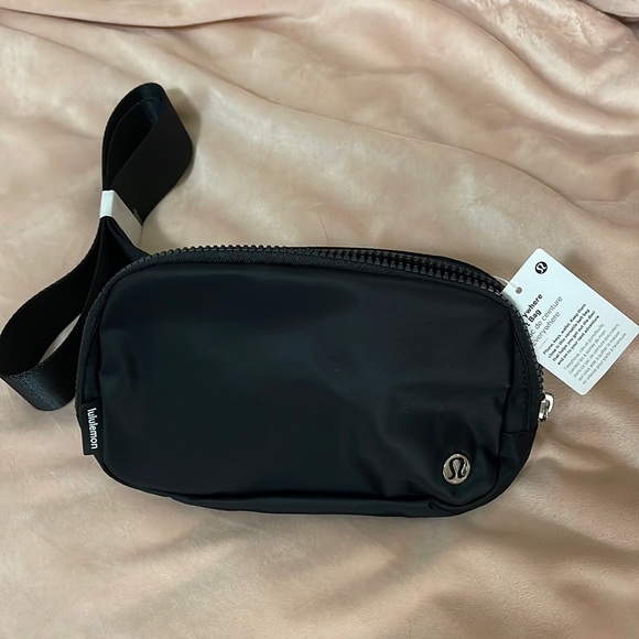 Lululemon Everywhere Belt Bag - Black - NWT🌈 - Picture 5 of 8